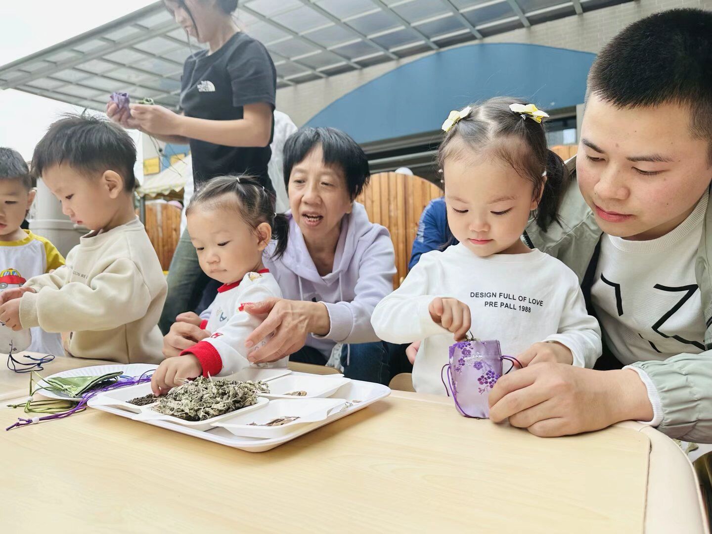 秋季这样给宝宝穿衣*佳